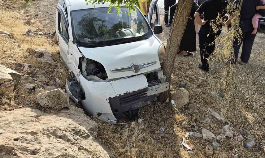 Gaziantep'te kontrolden çıkan araç ağaca çarptı: iki kişi yaralandı