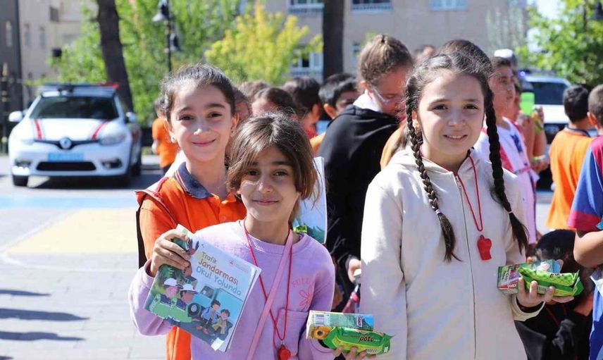 Mardin'de jandarma çocuklara trafik bilinci aşılıyor