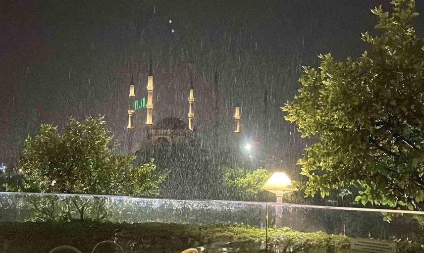 Adana'da ani sağanak yağış hayatı olumsuz etkiledi