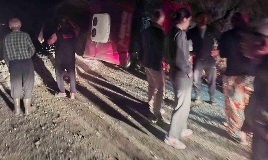 Kum yüklü tır devrildi, sürücüsü hastaneye kaldırıldı
