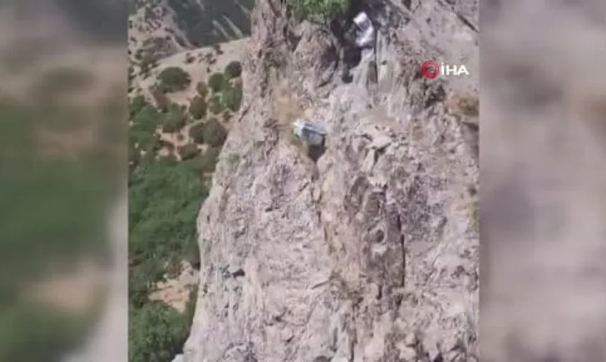 Elazığ'ın kayalıklarında doğal bal hasadı için arıcıların zorlu mücadelesi