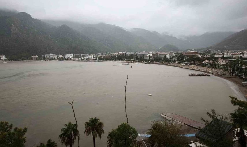 Marmaris’te sağanak sonrası deniz kahverengiye döndü