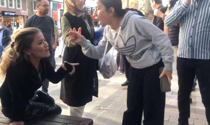 Babasına Şantaj Yapan Kadını Polis Gelene Kadar Tekme Tokat Dövdü