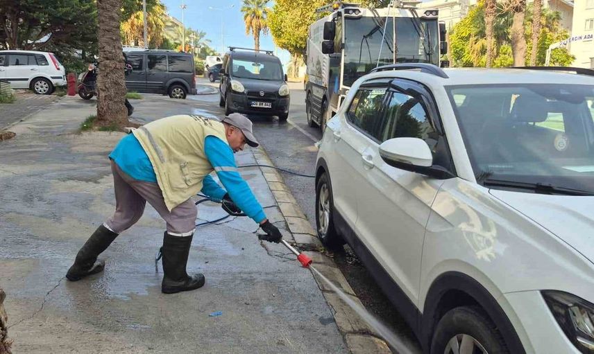 Kuşadası'nda temizlik çalışmaları hız kesmeden devam ediyor