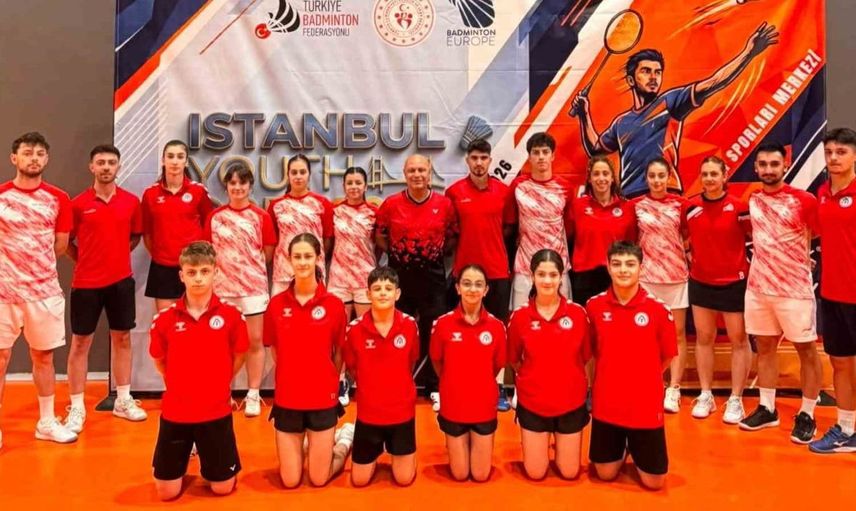 Badminton süper liginde lider Erzincan ekipleri oldu