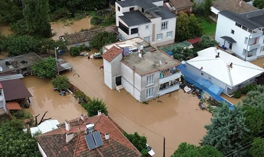 İznik'te şiddetli yağış sonrası taşan dere, evleri su altında bıraktı