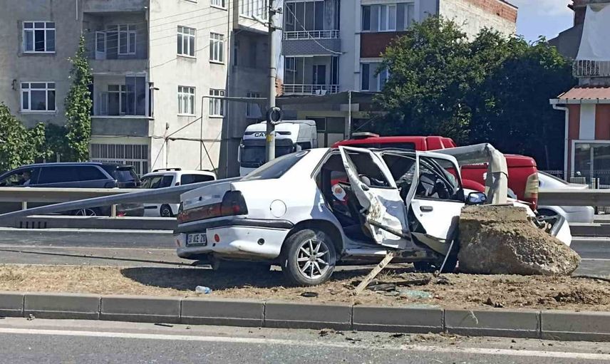 Bafra'da otomobil aydınlatma direğine çarptı, sürücü yaralandı