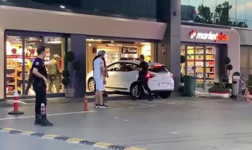 Bağcılar'da otomobilin markete dalması sonucu 1 kişi yaralandı
