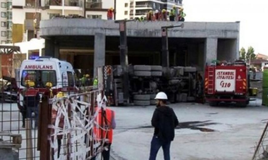 Bağcılar'da Vinç Kamyonu Devrildi