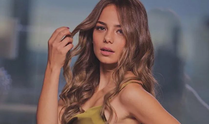 Bahar Şahin beyazlar içinde kuğu gibi oldu! Derin göğüs dekoltesi görenlerin aklını başından aldı