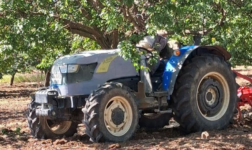 Bahçede traktörle çalışırken kafasına ağaç dalı çarpan çiftçi hayatını kaybetti