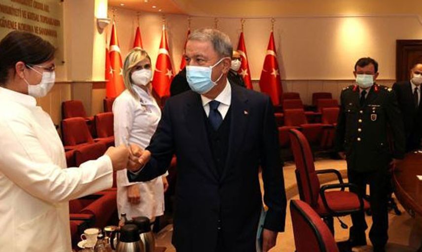 Bakan Akar Sağlık Personeliyle Bir Araya Geldi