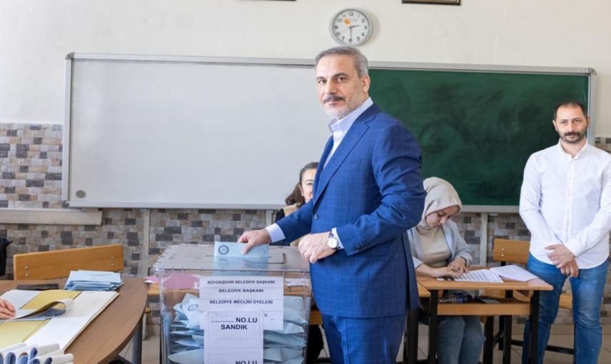 Bakan Fidan sandık başına geldi: Ankara’da oyunu kullandı