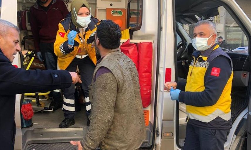Bakan Koca Paylaştı: Türkiye Kıyafetleri Kirli Olduğu İçin Ambulansa Binmek İstemeyen Bu İşçiyi Konuşuyor!