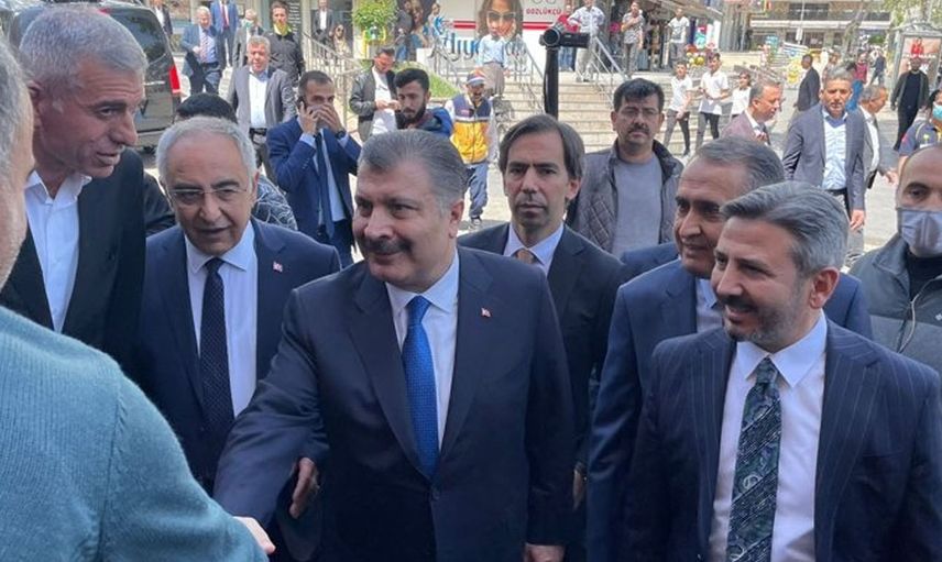Bakan Koca'dan maskesiz zamanlara geri dönüş: ''Ben tokalaşmaya başladım bile''