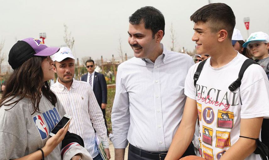Bakan Kurum iftar programında gençlerle buluştu: Kahoot yarışmasında derece alanlara hediye verdi