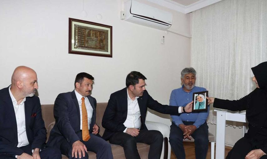 Bakan Kurum İzmir depreminde kızlarını kaybeden aileyi ziyaret etti: Aslı Taner'in ismi bir okulda yaşatılacak