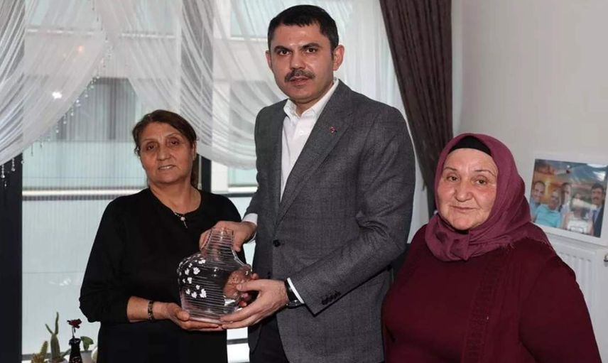 Bakan Kurum İzmir depremzedesine konuk oldu: Depremde acıyla hüznü beraber yaşadık