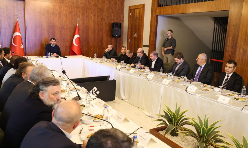 Bakan Kurum yapılacak kalıcı konutlar için müteahhitlerle bir araya geldi