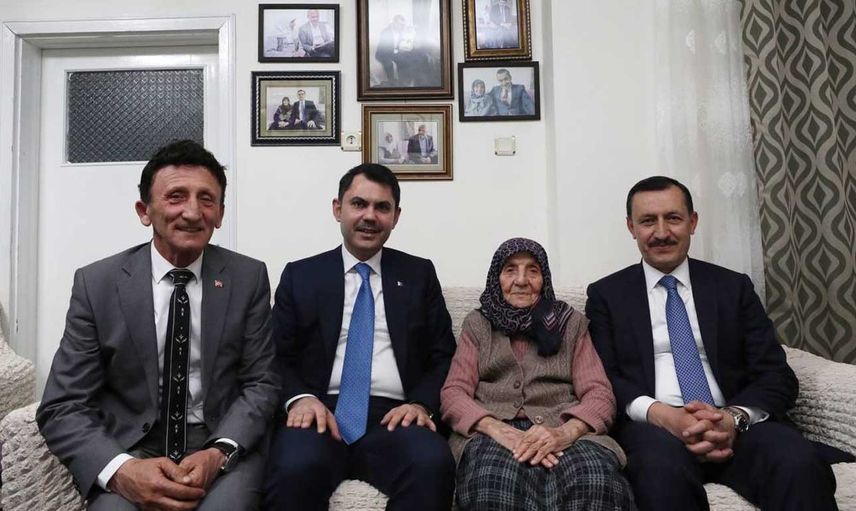 Bakan Kurum’dan Kızılcahamam’da iki önemli ev ziyareti: Kurum, 15 Temmuz’da 3 evladını şehit veren Muzaffer Nine’yi ziyaret etti