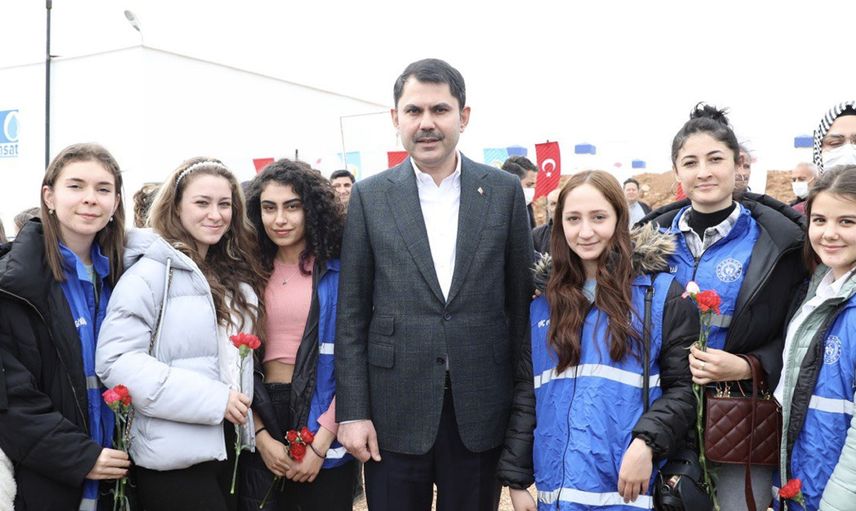 Bakan Murat Kurum, yangın bölgesinde kadınlarla fidan dikti