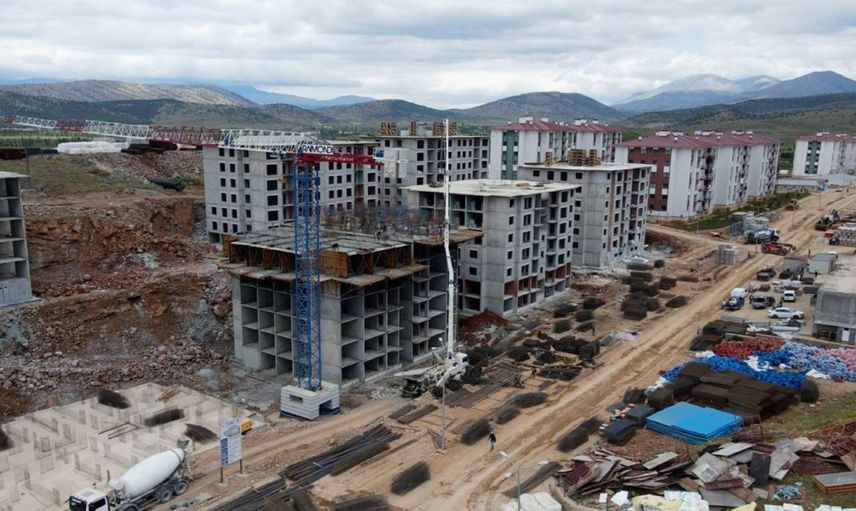 Bakan Özhaseki deprem bölgesi için tarih verdi: ‘110 bin kişilik ordumuzla çalışıyoruz’