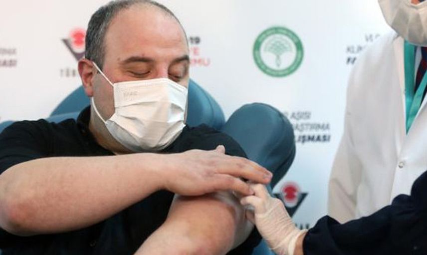 Bakan Varank Yerli Aşının İlk Dozunu Yaptırdı