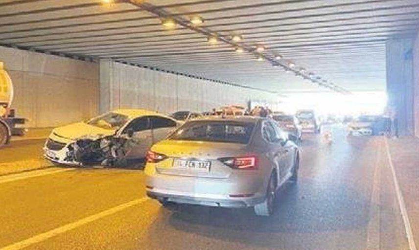 Bakımsız İETT araçlarının karıştığı kazalara bir yenisi eklendi: Lastiği fırlayan otobüs kazaya neden oldu
