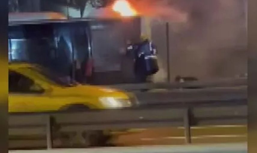 Bakırköy’de metrobüs yangını! Seferlerde aksamaya neden oldu