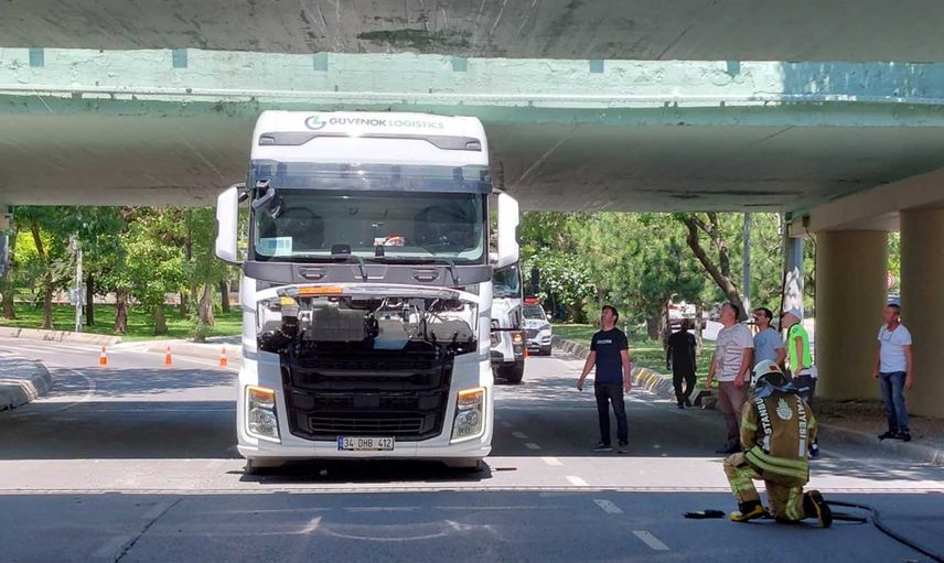 Bakırköy'de trafik uyarılarını fark etmedi: Akaryakıt dolu tır geçitte sıkıştı!