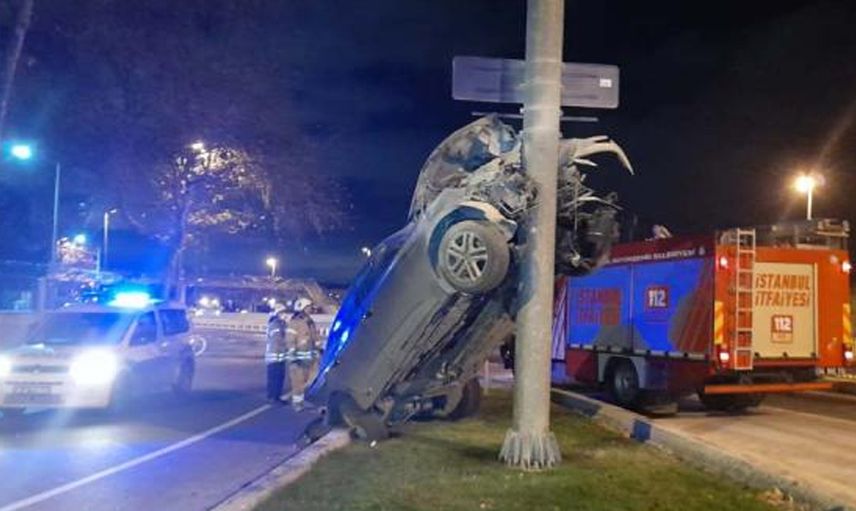 Bakırköy'de Yürekleri Ağızlara Getiren Kaza: Otomobil Yön Tabelası Direğine Asılı Kaldı 1 Yaralı