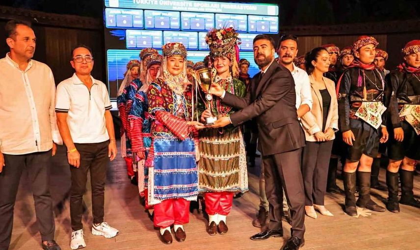 Balıkesir üniversitesi halk oyunları topluluğu, şampiyonada ikincilik ve üçüncülük elde etti