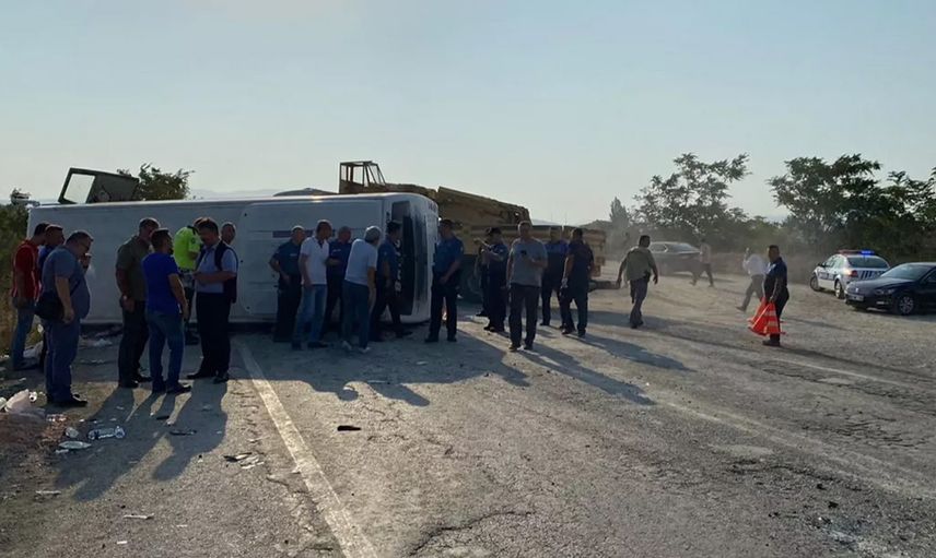 Balıkesir'de korkutan kaza! Midibüsün devrilmesi sonucu çok sayıda yaralılar var