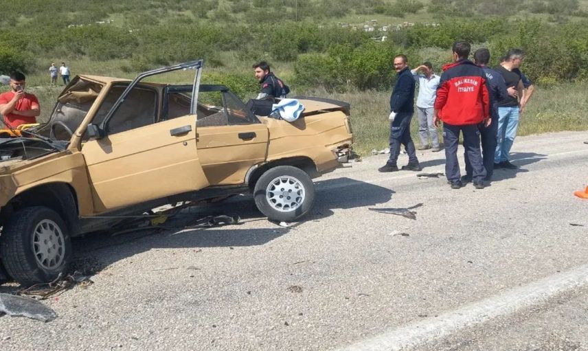 Balıkesir’de otomobil ile TIR çarpıştı: Bir aile yok oldu