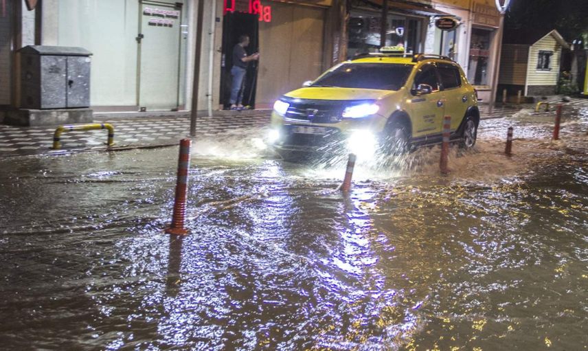 Balıkesir’de sağanak yağış kaosu: Cadde ve sokakları su bastı