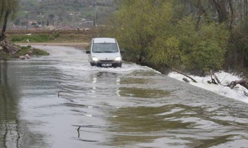 Balıkesir'de Vatandaşlar Evlerine Ulaşmak İçin Su Altında Kalan Köprüden Geçiyor
