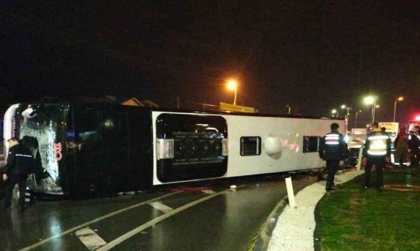 Balıkesir’de yolcu otobüsü devrildi: Kazada 1 ölü ve 20 yaralı var