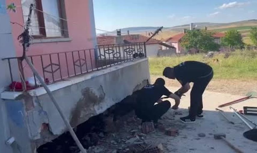 Balkona giren yılanı itfaiye ekibi yakaladı