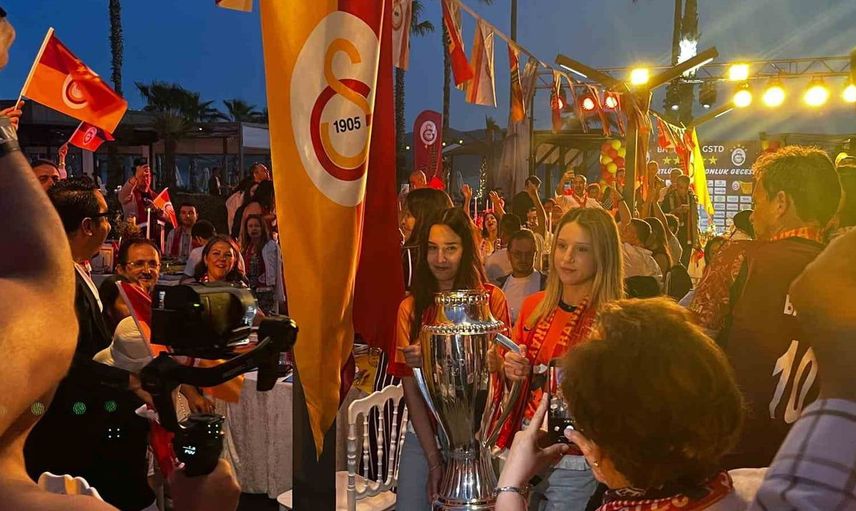 Bandırma'da Galatasaray'ın 26. Şampiyonluğu Coşkuyla Kutlandı