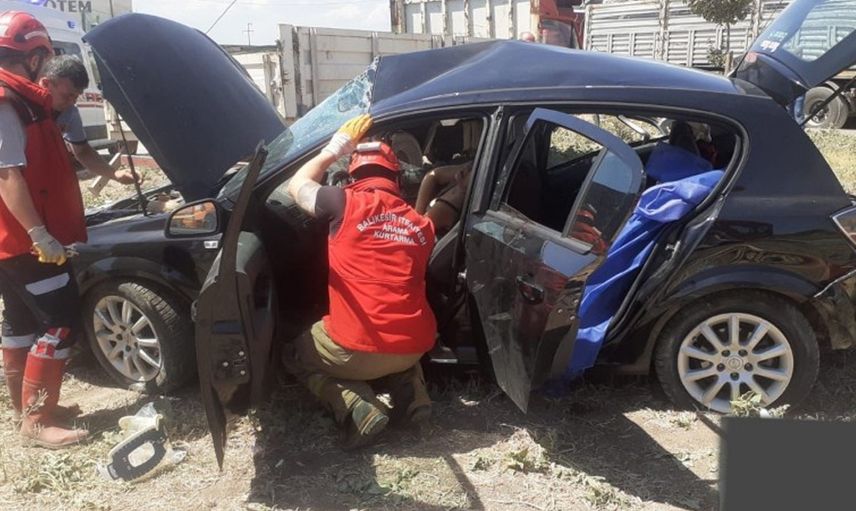 Bandırma'da Korkunç Kaza: Otomobil ile Kamyonet Çarpıştı: 2 Ölü, 4 Yaralı