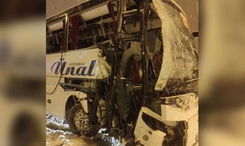 Bariyerlere Çarparak Durabildi: Yoğun Kar Yağışı Nedeniyle Amasya’da Bir Yolcu Otobüsü Kaza Yaptı