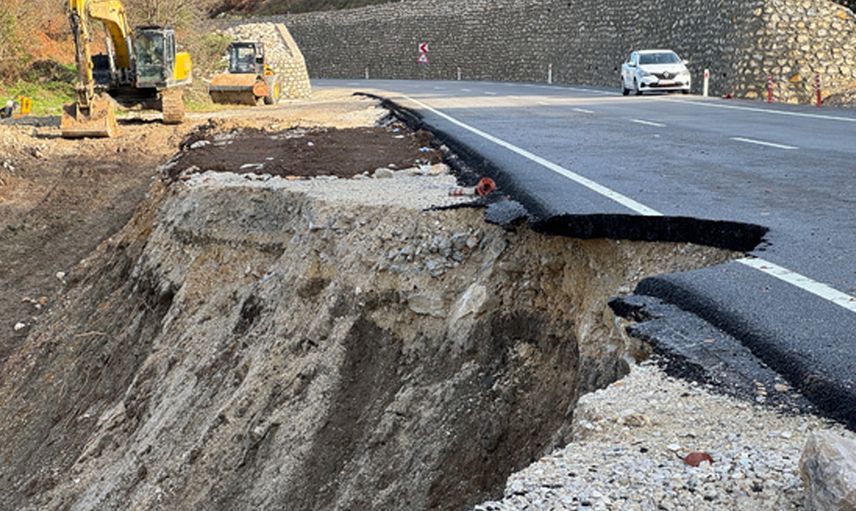 Bartın-Kastamonu yolunda heyelan: Ekipler harekete geçti