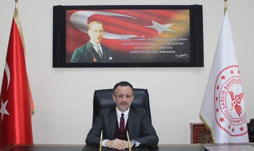 Küçükçekmece'de yıkılan binanın duvarı yan apartmana devrildi