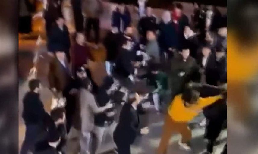 Başakşehir'de akıl almaz kavga! Birbirine giren 2 grubu çevredekiler zorla ayırdı
