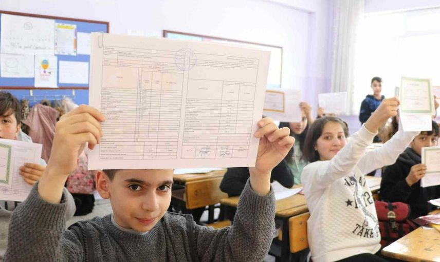 Başarılı ve başarısız öğrenciler için 1, 2, 3, 4. sınıf, ortaokul ve lise için kısa karne görüşleri 2022