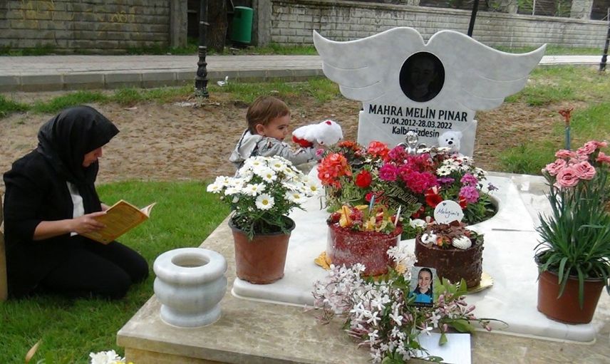 Başıboş köpeklerden kaçarken hayatını kaybeden küçük Mahra, 10. yaş gününde mezarı başında anıldı