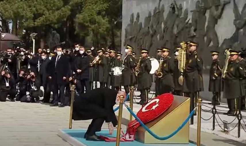 Başkan Erdoğan eğildi elleriyle düzeltti: Atatürk Anıtı'na çelenk bıraktı
