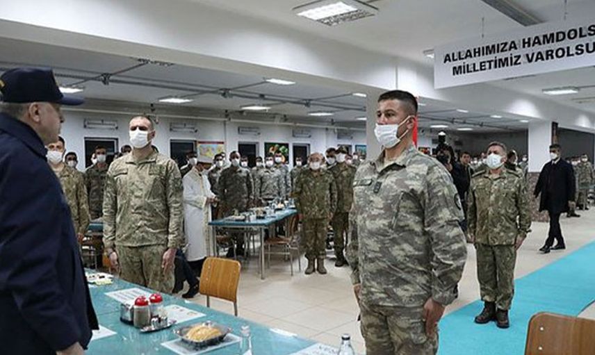 Başkan Recep Tayyip Erdoğan'ın Mehmetçiklere iftar sürprizi! Mehmetçikle beraber iftarını Yüksekova'da açtı