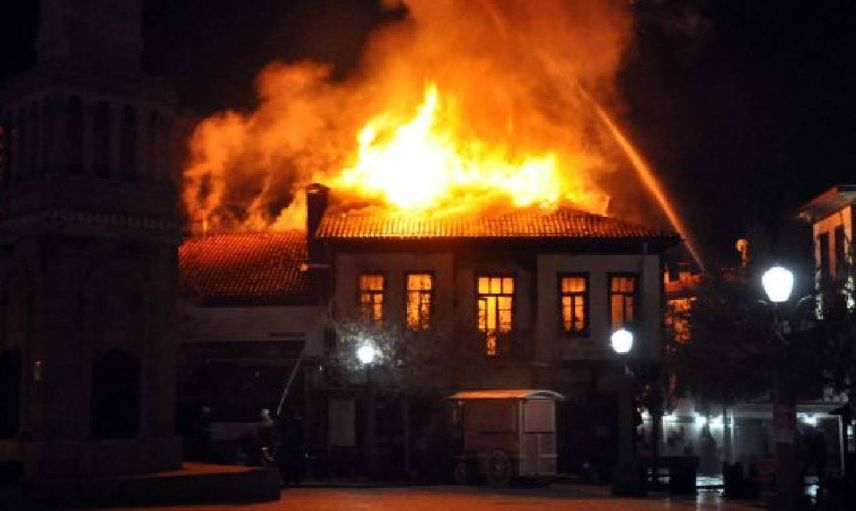 Başkent’te yangın paniği yaşandı! Tarihi mahalledeki yangın herkesi korkuttu