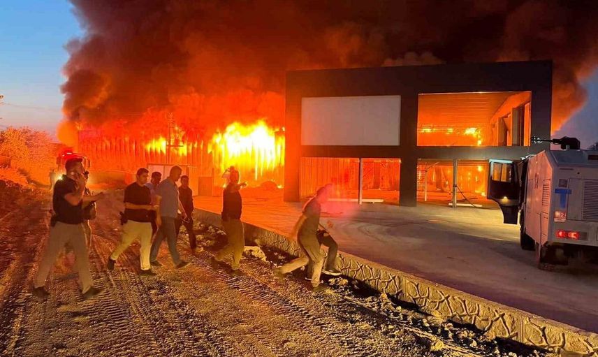 Batman'da ulusal market zincirinin ana dağıtım deposunda yangın